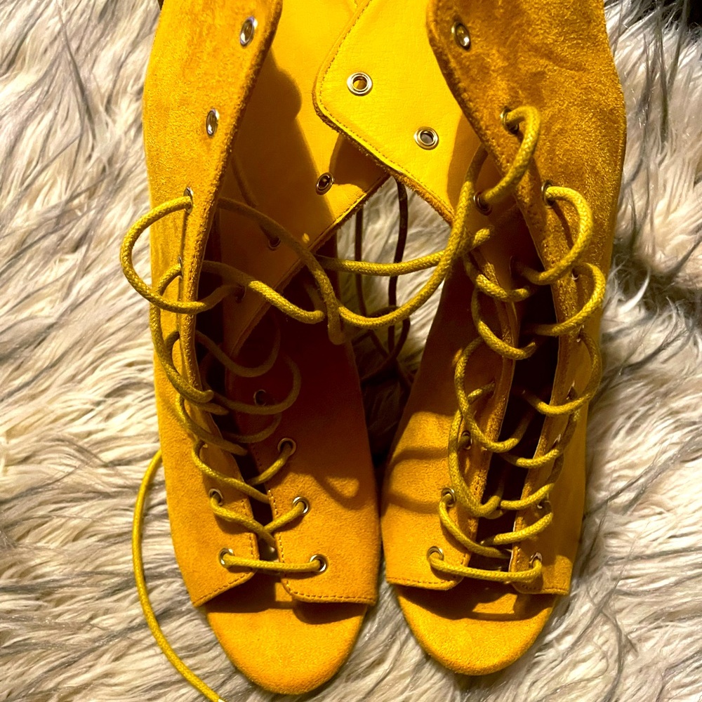 Ankle boots peek toe